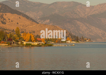 Maisons et jetées, sur les rives du lac Chelan Banque D'Images