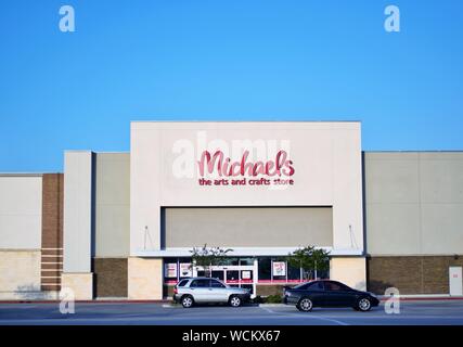 Humble, TX : Michael's boutique d'art et d'artisanat avec un ciel bleu en arrière-plan. Fondé en 2013, ils font partie de Michael's Company Inc. Banque D'Images