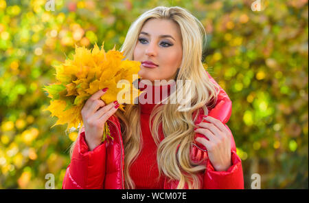 L'automne est sa saison préférée de l'année. Femme promenade en automne parc. Fille maquillage visage rêve tenir tas feuilles d'érable. Dame posant avec des feuilles automne nature arrière-plan. Automne saison favorite concept. Banque D'Images