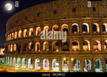 Vue nocturne du Colisée à Rome, en Italie avec la baisse de gibous lune sur elle Banque D'Images