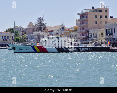 Roumain de la police des frontières de bateau à l'île de Chios, Grèce port. Banque D'Images