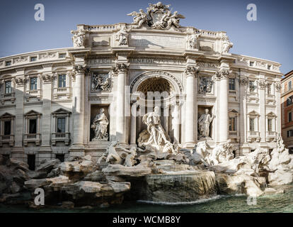 Vue panoramique sur la Fontaine de Trevi et du Palazzo Poli à Rome, Italie Banque D'Images