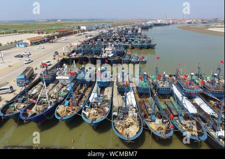 Qingdao, Chine. Août 28, 2019. La Chine, qui est de quatre mois de l'été l'interdiction de pêche dans la région de la mer de Bohai et jaune tire à sa fin. des pêcheurs à l'Jiaozhouying à Qingdao port de mer de Chine orientale, la province de Shandong, de commencer la réparation de bateaux, réparation des filets et trier les engins de pêche afin de préparer pour la pêche d'automne le 1 septembre. Crédit : SIPA Asie/ZUMA/Alamy Fil Live News Banque D'Images