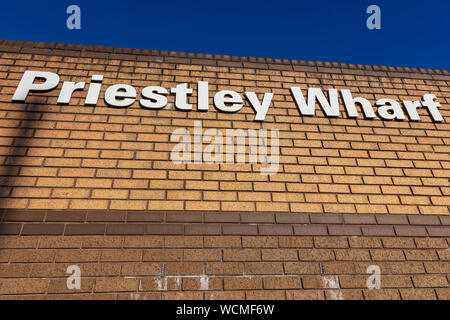 Inscrivez-vous sur un mur de brique pour Priestley Wharf, un bureau sur le développement Direction générale Digbeth Canal, Birmingham, Royaume-Uni Banque D'Images