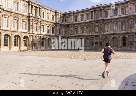 Paris - un homme court à travers la cour du Louvre à Paris, France, Europe. Banque D'Images