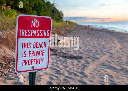 Union Pier, Michigan - un signe met en garde contre l'intrusion sur une plage privée sur les rives du lac Michigan. Banque D'Images