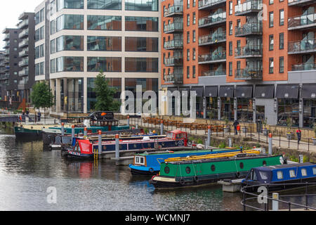 Bateaux amarrés à quai de Leeds, anciennement nouveau Dock et Clarence Dock précédemment, Leeds, West Yorkshire, Angleterre. Banque D'Images