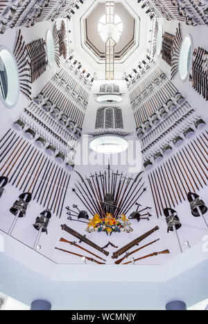 Le Royal Armouries Museum, à Leeds, West Yorkshire, Angleterre. Le hall de l'acier. Un affichage de 2 500 objets militaires. Banque D'Images