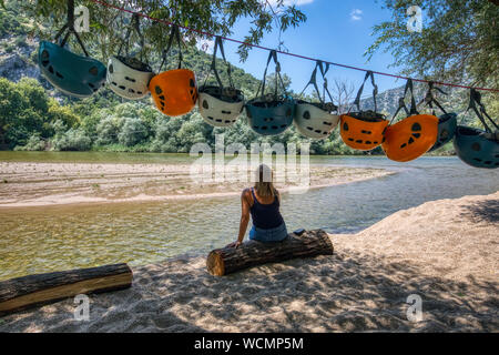 Casques de sports extrêmes à une corde sur la rivière Nestos de plage et profiter de la vue d'une femme ; la Grèce Banque D'Images