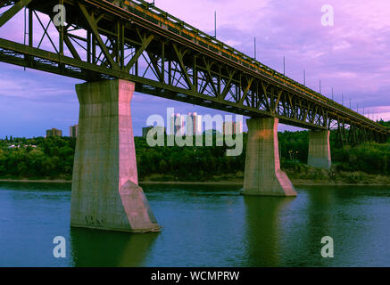 Le High Level Bridge à Edmonton, Alberta, Canada. Pris dans au coucher du soleil. Banque D'Images