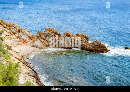 Plage de galets de 'Calanque de Figuieres" (ruisseau de Figuieres et Figuières Cove de Méjean), Sud de la France, Europe Banque D'Images