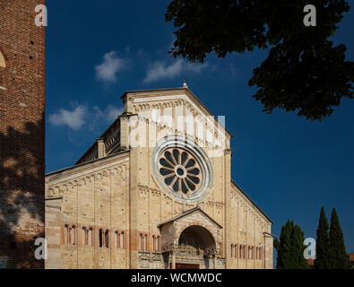 Vérone, Italie, Europe, août 2019, une vue sur la basilique San Zeno Maggiore Banque D'Images