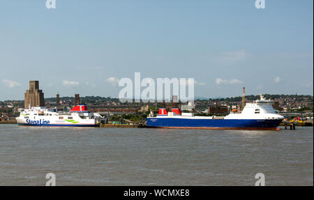 Roll on roll off les navires de charge d'une partie de la Stena Line, terminal de ferry Birkenhead amarré sur le fleuve Mersey. Liverpool Angleterre UK Banque D'Images