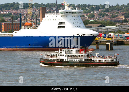 Le trafic maritime sur le fleuve Mersey. Liverpool. England UK Banque D'Images