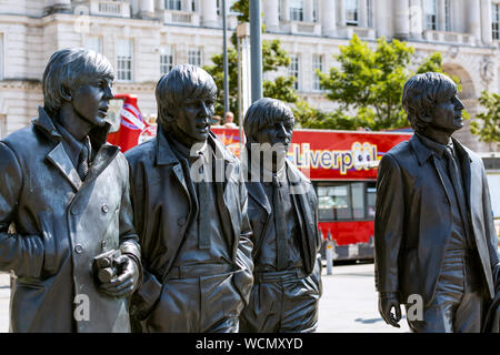 Edward Andrews. Statue des Beatles à Pier Head à Liverpool. River Mersey Angleterre Royaume-Uni Banque D'Images