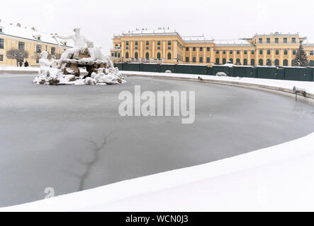 L'eau congelée de Naiad Fontaine et neige autour de palais de Schonbrunn, Vienne, Autriche Banque D'Images