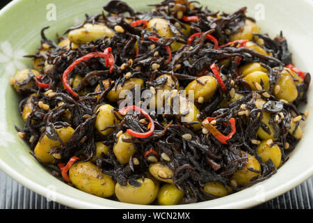 Bol japonais traditionnel avec l'algue hijiki et salade de haricots edamame Banque D'Images