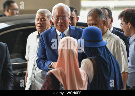 Kuala Lumpur, Malaisie. Août 28, 2019. L'ancien Premier Ministre malaisien Najib Razak (C) arrive à un tribunal de Kuala Lumpur, Malaisie, le 28 août 2019. Un tribunal malaisien a débuté mercredi sur les audiences d'accusations de corruption sur l'ancien premier ministre Najib Razak par rapport aux fonds d'investissement de l'état Développement Malaisien 1Berhad (1MDB). Credit : Chong Chung Voon/Xinhua Banque D'Images