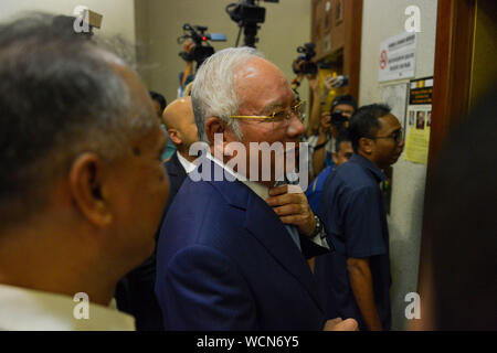 Kuala Lumpur, Malaisie. Août 28, 2019. L'ancien Premier Ministre malaisien Najib Razak (C) est vu par un tribunal de Kuala Lumpur, Malaisie, le 28 août 2019. Un tribunal malaisien a débuté mercredi sur les audiences d'accusations de corruption sur l'ancien premier ministre Najib Razak par rapport aux fonds d'investissement de l'état Développement Malaisien 1Berhad (1MDB). Credit : Chong Chung Voon/Xinhua Banque D'Images