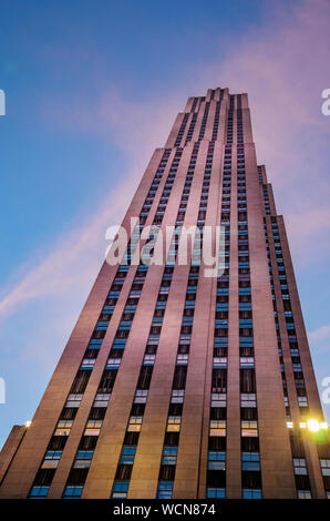 Un portrait du 30 Rockefeller Center gratte-ciel, l'élément central de Rockefeller Center de Manhattan Banque D'Images