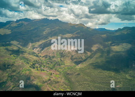 Gamme de montagne au Pérou avec la forêt, les maisons et les champs cultivés Banque D'Images