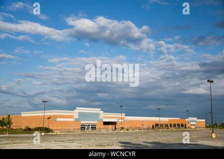 Ils ont perdu l'esquisse d'un signe à un logo Walmart fermée et abandonnée store à Garfield Heights, Ohio le 12 août 2019. Banque D'Images