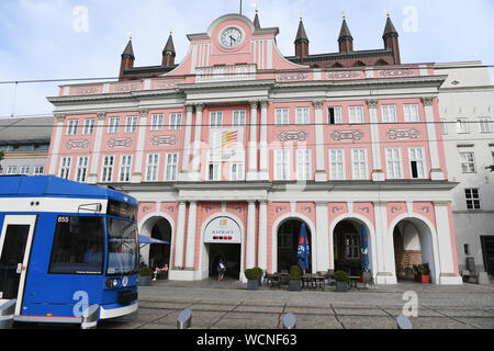 Rostock, Allemagne. Août 28, 2019. L'hôtel de ville et le siège de la citoyenneté au Neuer Markt. Le nouveau maire de Rostock Madsen a pris son serment d'office le mercredi au cours de la réunion de la citoyenneté. Credit : Stefan Sauer/dpa-Zentralbild/dpa/Alamy Live News Banque D'Images