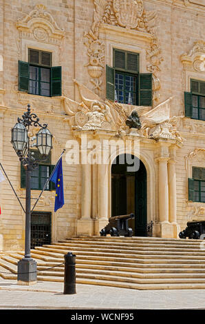 L'Auberge de Castille ; 1740 ; vieux bâtiment en pierre calcaire ; entrée voûtée, volets vert foncé, Baroque, canons, lampadaire orné, drapeau de l'UE, poste de Premier Banque D'Images