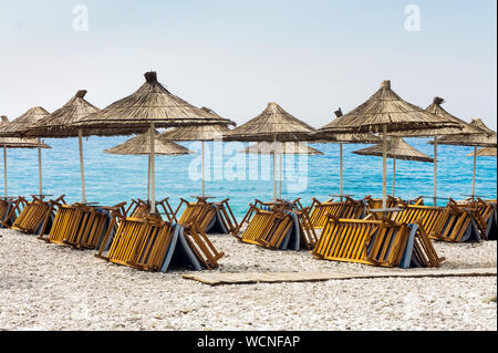 chaises longues repliées sur une plage vide. chaises longues vides Banque D'Images