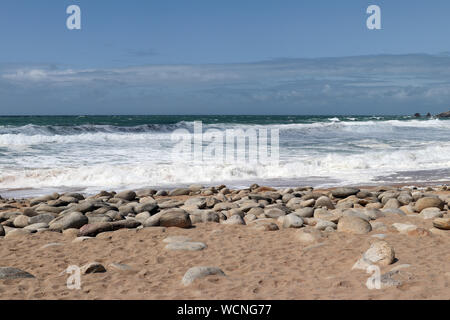 Les vagues de l'océan Atlantique sur la côte sauvage de la presqu'île de Quiberon, Bretagne, France Banque D'Images