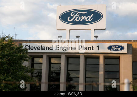 Un logo affiche à l'extérieur de l'usine de moteurs Ford Cleveland à Cleveland, Ohio le 12 août 2019. Banque D'Images