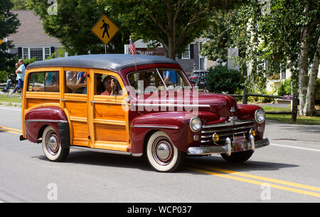 Un 1947 Ford Woody Wagon dans un antique auto parade sur Cape Cod. Banque D'Images