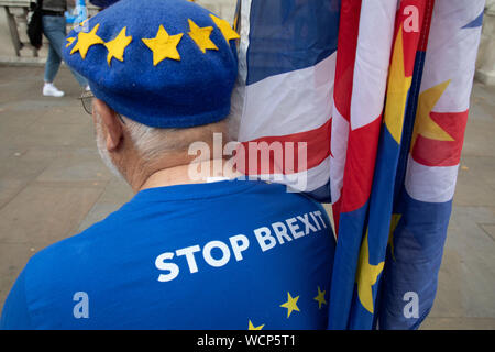 Brexit anti manifestants brandissant des drapeaux de l'Union européenne à l'extérieur de l'armoire Bureau à Westminster comme il est annoncé que Boris Johnson a eu sa demande de suspendre le Parlement a approuvé par la Reine le 28 août 2019 à Londres, Angleterre, Royaume-Uni. L'annonce de la suspension du Parlement pendant environ cinq semaines à l'avance a Brexit restent partisans furieux qui pense que c'est un sinistre projet d'arrêter le débat concernant une éventuelle aucune affaire. Banque D'Images