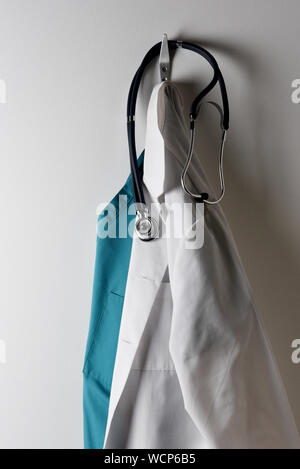 Les médecins d'un sarrau blanc et vert des gommages corporels suspendu à un crochet avec stéthoscope. Banque D'Images