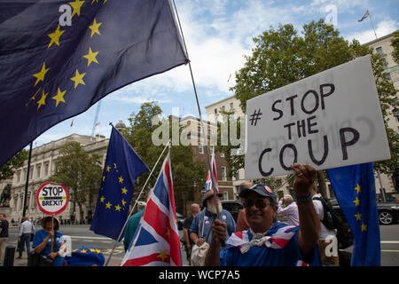 Brexit anti manifestants brandissant des drapeaux de l'Union européenne à l'extérieur de l'armoire Bureau à Westminster comme il est annoncé que Boris Johnson a eu sa demande de suspendre le Parlement a approuvé par la Reine le 28 août 2019 à Londres, Angleterre, Royaume-Uni. L'annonce de la suspension du Parlement pendant environ cinq semaines à l'avance a Brexit restent partisans furieux qui pense que c'est un sinistre projet d'arrêter le débat concernant une éventuelle aucune affaire. Banque D'Images