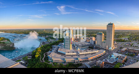 Vue aérienne de la ville célèbre Fallsview Casino Resort de Niagara Falls et l'hôtel Hilton. Vue depuis la tour Skylon, Ontario, Canada Banque D'Images