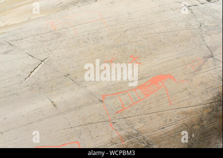 L'art rupestre dans le fjord d'Alta, Norvège. D'anciens symboles, du vrai dessin, la texture de la pierre. Peinture à l'ocre rouge. Les droits de chasse sur les animaux de Virginie. Groupe de pétroglyphes, Banque D'Images