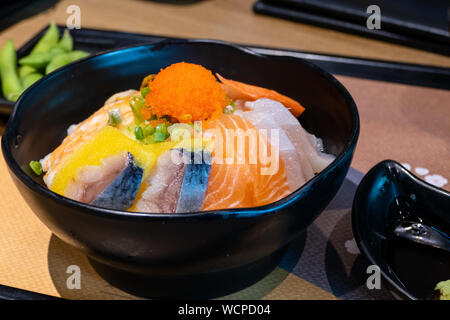 En Sashimi bol avec des œufs de poisson et de riz Banque D'Images