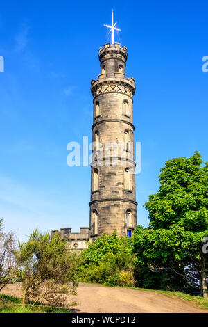 Le Nelson Monument est une tour commémorative en l'honneur du Vice-amiral Horatio Nelson, situé à Édimbourg, sur le dessus de Calton Hill. Banque D'Images