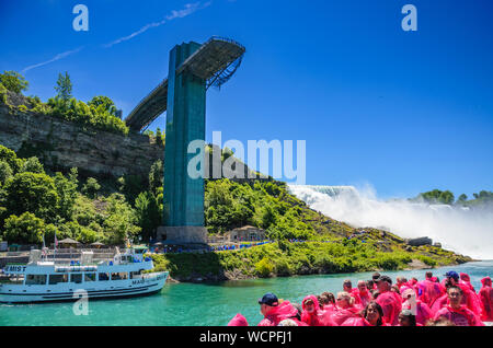 Les touristes et les visiteurs l'expérience de la nature me demande c'est les chutes du Niagara dans une nouvelle façon, de près et de l'eau sur un bateau de croisière à Niagara Falls Banque D'Images