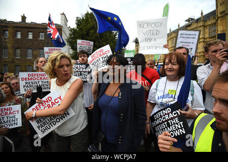 Shadow home secretary Diane Abbott se joint aux manifestants devant les Chambres du Parlement, Londres, pour manifester contre le premier ministre Boris Johnson fermer temporairement les communes à partir de la deuxième semaine de septembre jusqu'au 14 octobre où il y aura un discours de la Reine pour l'ouverture d'une nouvelle session du Parlement. Banque D'Images