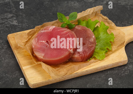 Raw tuna steak ronde prêt pour grill Banque D'Images
