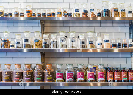 Ingrédients pour faire des chocolats personnalisés et exotiques dans l'intérieur de l'Intrigue des chocolats à Seattle, Washington Banque D'Images