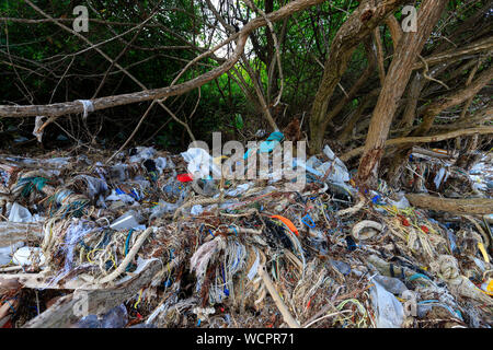 La pollution plastique important sur une plage de Thaïlande island. Banque D'Images