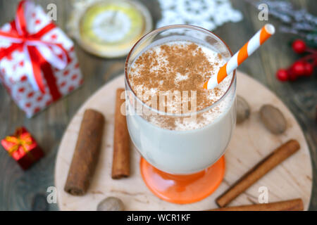 Noël traditionnel fait maison de poule avec boisson chaude épicée muscade, cannelle dans un verre, pour drôle de Noël. Focus sélectif. Close-up. Banque D'Images