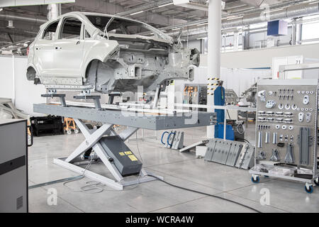 Châssis de voiture dans un atelier de fabrication de voitures. Outils de récupération. Atelier de réparation automobile. Banque D'Images