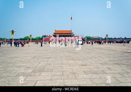 Beijing, Chine. Le 24 avril 2016. Les touristes à l'intérieur de la Place Tiananmen et la porte de l'immeuble une grande harmonie dans la Cité Interdite à Beijing la Chine sur un Banque D'Images