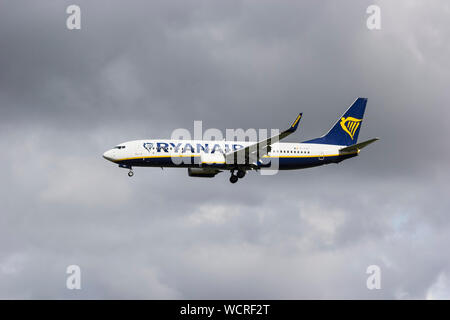Un Boeing 737 sur Ryan Air à la terre Banque D'Images