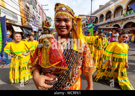 Les populations locales prennent part à une procession de rue colorés pendant la Festival Dinagyang, Iloilo, Philippines, l'île de Panay. Banque D'Images