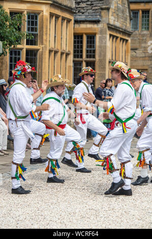 Danseurs Morris dans le village de Broadway, Worcestershire, les Cotswolds, England, UK Banque D'Images